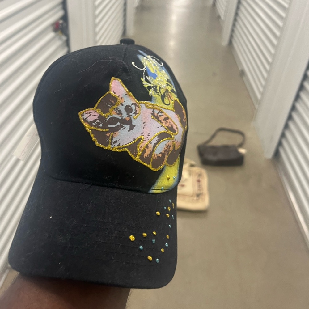 Black fitted cap